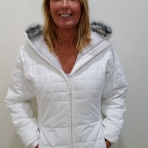 LIGHT CREAM SKI JACKET WITH GREY WHITE FUR COLLAR
